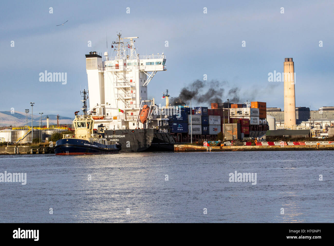 Container vessel unload hi-res stock photography and images - Alamy