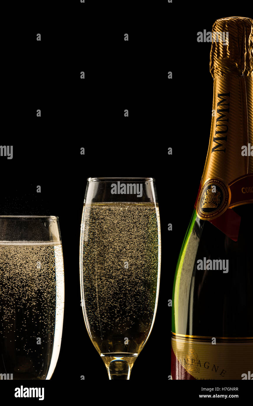 https://c8.alamy.com/comp/H7GNRR/champagne-bottle-and-glasses-H7GNRR.jpg