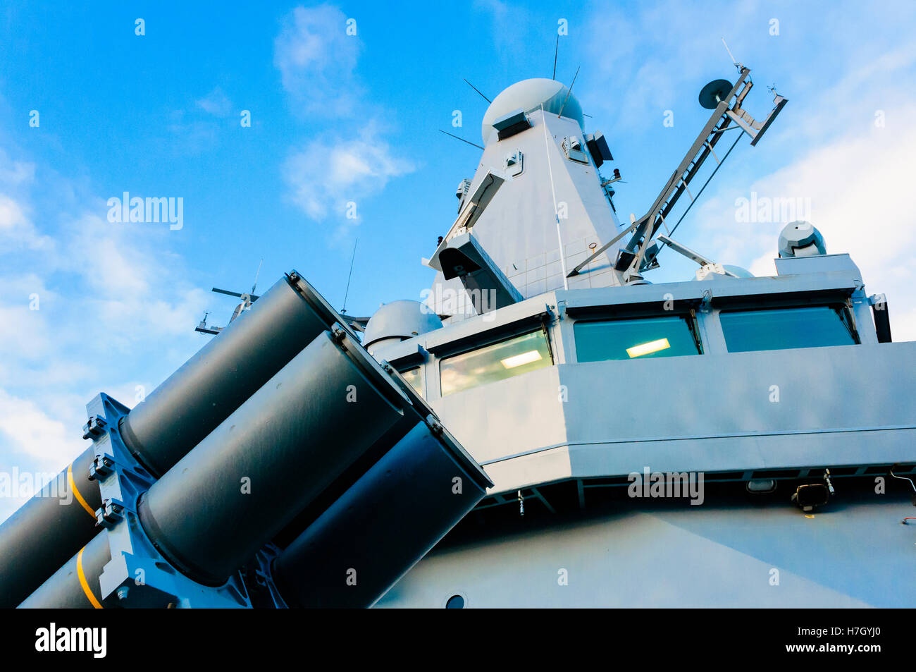 Belfast, Northern Ireland. 4th Nov, 2016. Defense chaff launch tubes of Royal Navy's HMS Duncan  in front of the SAMPSON radar system used to control the Sea Viper missile system © Stephen Barnes/Alamy Live News Credit:  Stephen Barnes/Alamy Live News Stock Photo