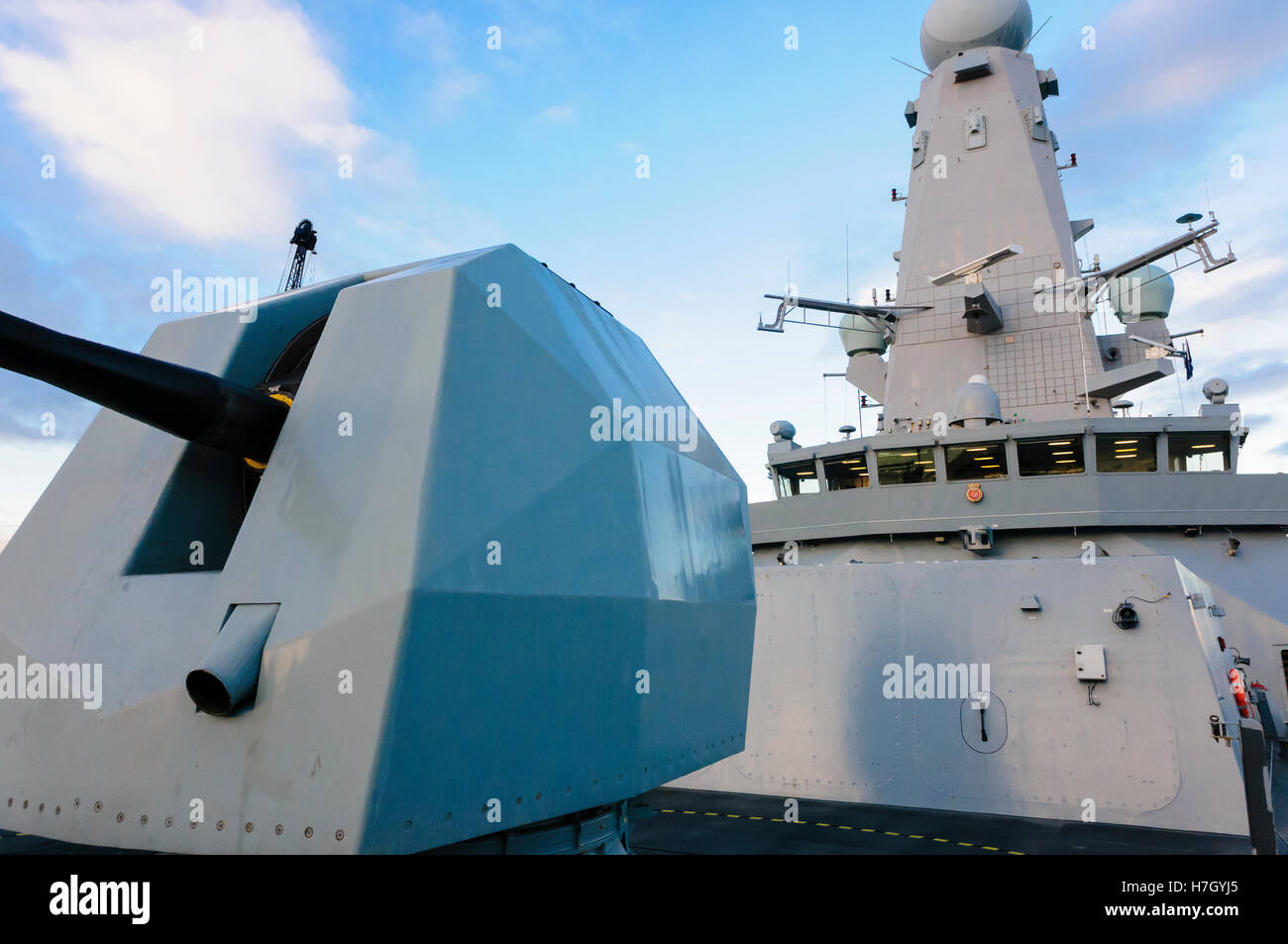 Belfast, Northern Ireland. 4th Nov, 2016. Four inch (105mm) naval cannon on the front of HMS Duncan Credit:  Stephen Barnes/Alamy Live News Stock Photo