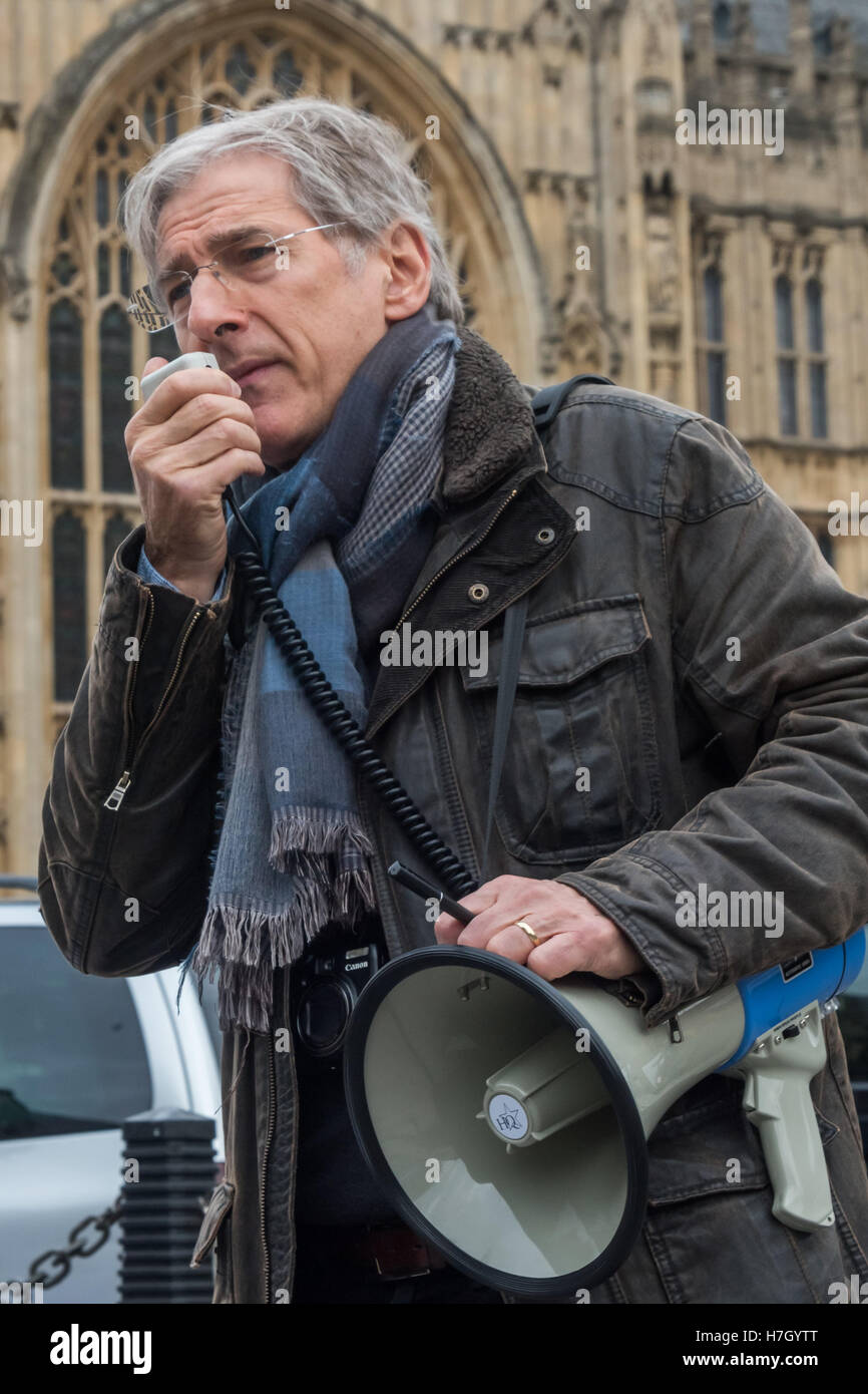 London, UK. 4 November 2016. Tony O'|Sullivan  from Keep our NHS Public leads the rally outside parliament supports the second reading of  Labour MP Margaret Greenwood's NHS Bill which proposes to fully restore the NHS as an accountable public service and to prevent further marketisation at the hands of the Tories. unfortunately the bill is low on the list and unlikely to get debated today. Among the speakers was Larry Sanders, Green Party Health spokesperson and brother of Bernie Sanders. Peter Marshall/Alamy Live News Stock Photo