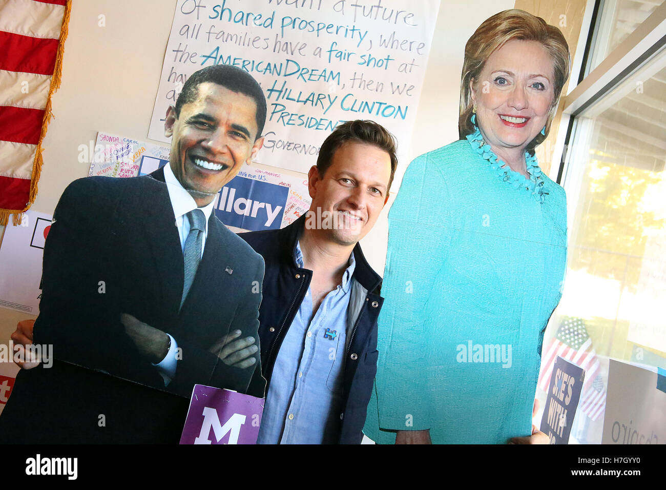 Elkins Park, PA, USA. 4th Nov, 2016. Actor Josh Charles, best known for his roles in The Good Wife and Sports Night, pictured campaigning for Hillary Clinton and laying out the stakes of this election and Clinton's vision for an America that is stronger together, while warning that the divisive, hateful rhetoric Donald Trump has used on the campaign trail shows he is unfit to be president at the Elkins Park Coordinated Campaign Office in Elkins Park, Pa on November 4, 2016 Credit:  Star Shooter/Media Punch/Alamy Live News Stock Photo