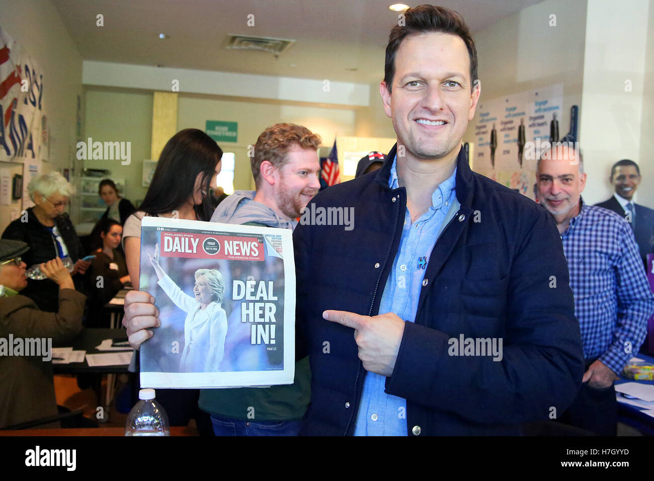 Elkins Park, PA, USA. 4th Nov, 2016. Actor Josh Charles, best known for his roles in The Good Wife and Sports Night, pictured campaigning for Hillary Clinton and laying out the stakes of this election and Clinton's vision for an America that is stronger together, while warning that the divisive, hateful rhetoric Donald Trump has used on the campaign trail shows he is unfit to be president at the Elkins Park Coordinated Campaign Office in Elkins Park, Pa on November 4, 2016 Credit:  Star Shooter/Media Punch/Alamy Live News Stock Photo
