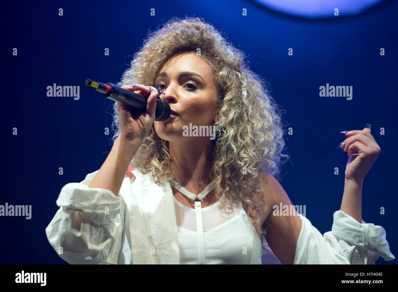 Manchester, UK. 4th November 2016. Frankee Connolly of M.O (Modus Operandi) perform at the annual Christmas Lights Switch-on in Albert Square, Manchester. Credit:  Russell Hart/Alamy Live News. Stock Photo