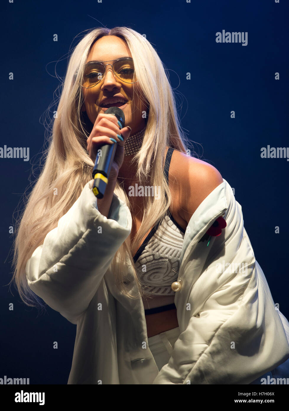 Manchester, UK. 4th November 2016. Nadine Samuels of M.O (Modus Operandi) perform at the annual Christmas Lights Switch-on in Albert Square, Manchester. Credit:  Russell Hart/Alamy Live News. Stock Photo