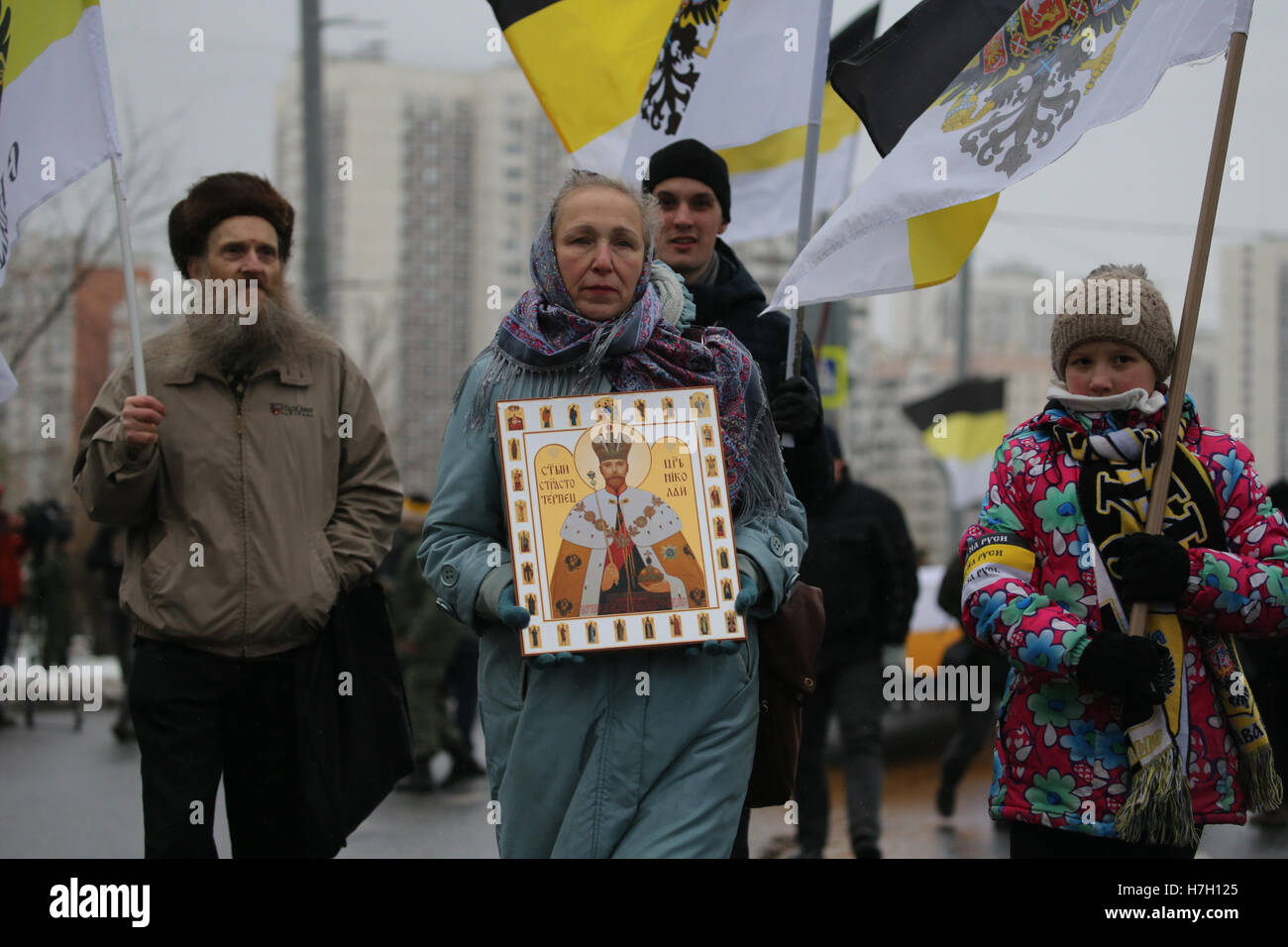 Moscow, Russia. 04th Nov, 2016. Nationalists take part in a march on Russia's National Unity Day in Moscow's Lyublino District. Credit:  Victor Vytolskiy/Alamy Live News Stock Photo