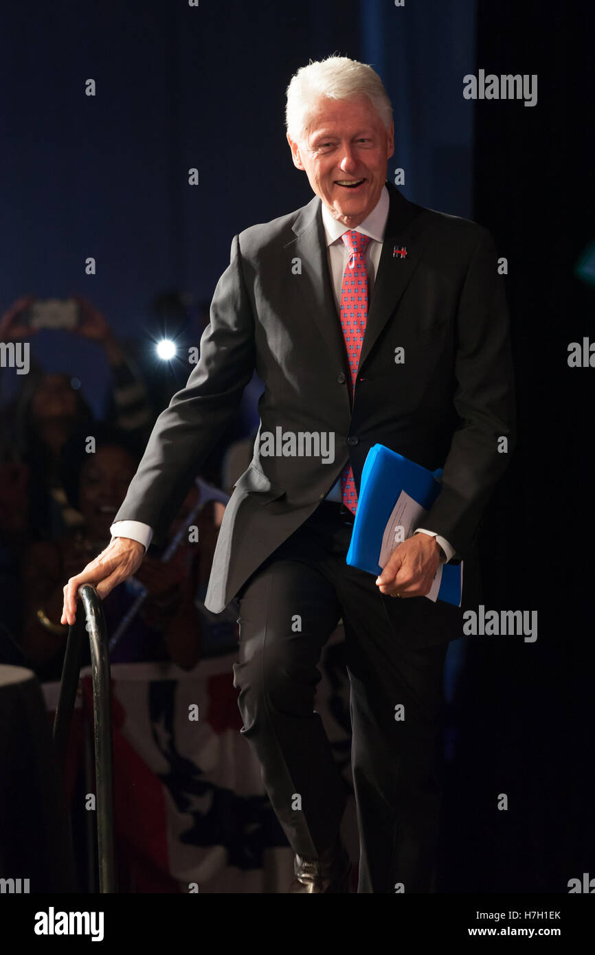 Denver, Colorado, USA. 04th Nov, 2016. Former president Bill Clinton ...