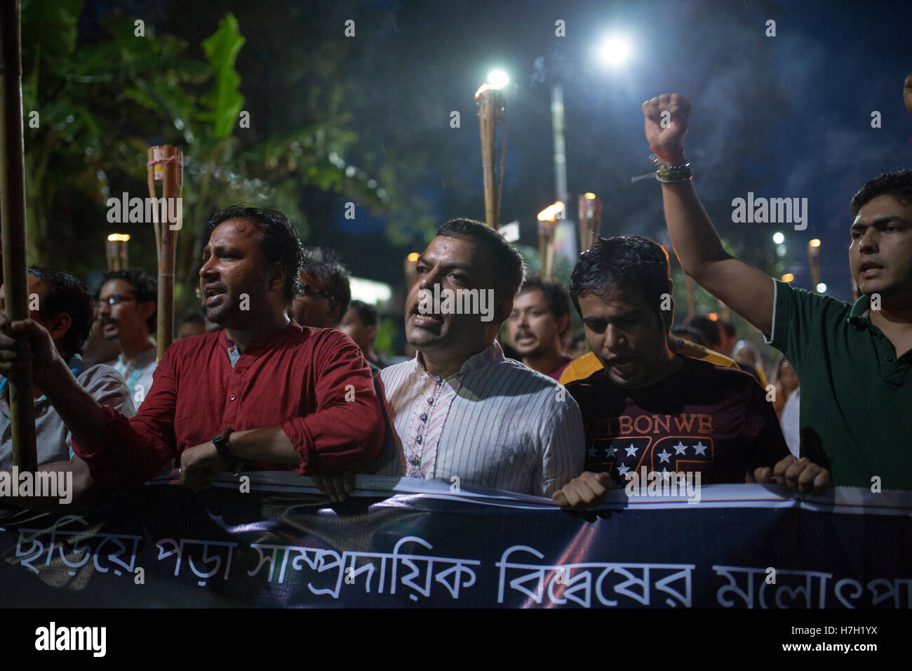 Dhaka, Bangladesh. 04th Nov, 2016. People from different organizations attend a rally with torch light procession protesting the attacks on Hindu temples, houses and and businesses at the Nasirnagar Upazilla in Dhaka, Bangladesh, on November 04, 2016. Credit:  zakir hossain chowdhury zakir/Alamy Live News Stock Photo