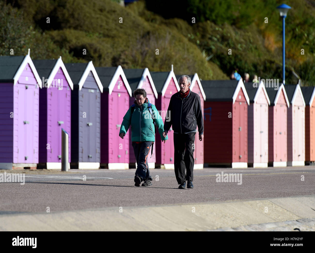 Bournemouth, Dorest, UK. 05th Nov, 2016. A couple walk in the sunshine on Bournemouth seafront, Dorset, UK Credit:  Dorset Media Service/Alamy Live News Stock Photo