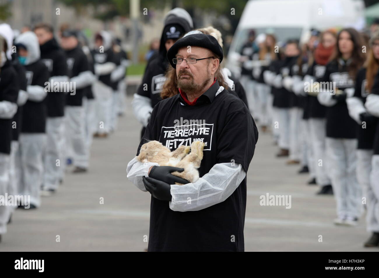 Vienna, Austria. 5thNovember, 2016. 600 men were stationed and kept a dead animal in their arms for an hour, The dead animals are chemically treated and cooled, so do not smell. Credit:  Franz Perc/Alamy Live News Stock Photo