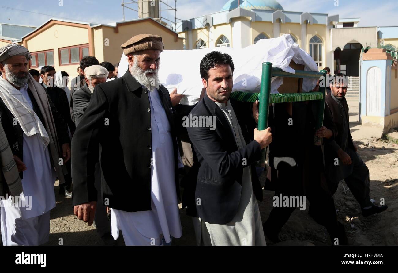 Kabul, Afghanistan. 5th Nov, 2016. Family members and relatives carry the coffin of Nematullah Zaheer, an Afghan journalist who was killed in a roadside bomb in the southern Helmand province on Friday, in Kabul, capital of Afghanistan, Nov. 5, 2016. Credit:  Rahmat Alizadah/Xinhua/Alamy Live News Stock Photo