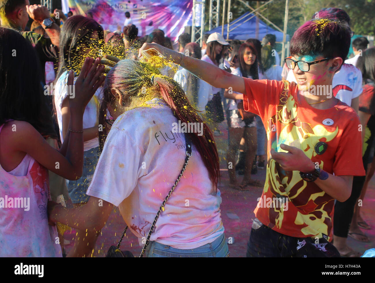 Yangon, Myanmar. 5th Nov, 2016. People celebrate the Color Festival in Yangon, Myanmar, Nov. 5, 2016. Credit:  U Aung/Xinhua/Alamy Live News Stock Photo