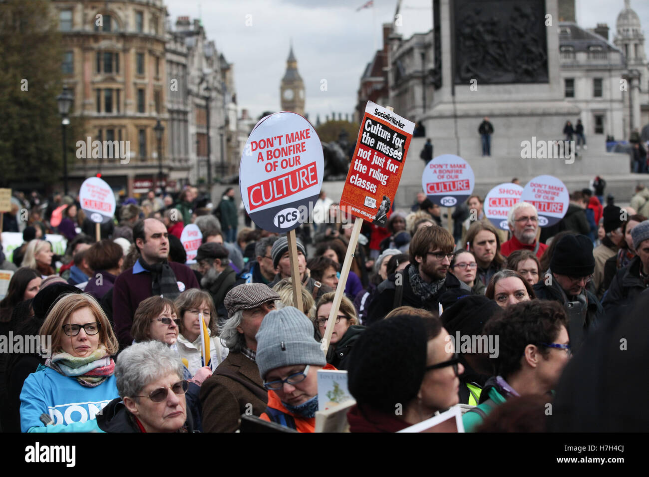 Trafalgar Square, London, UK. 5th Nov, 2016. Hundreds of campaigners rally against funding cuts to Libraries, Museums and Galleries outside The National Gallery at Trafalgar Square. Credit:  Dinendra Haria/Alamy Live News Stock Photo