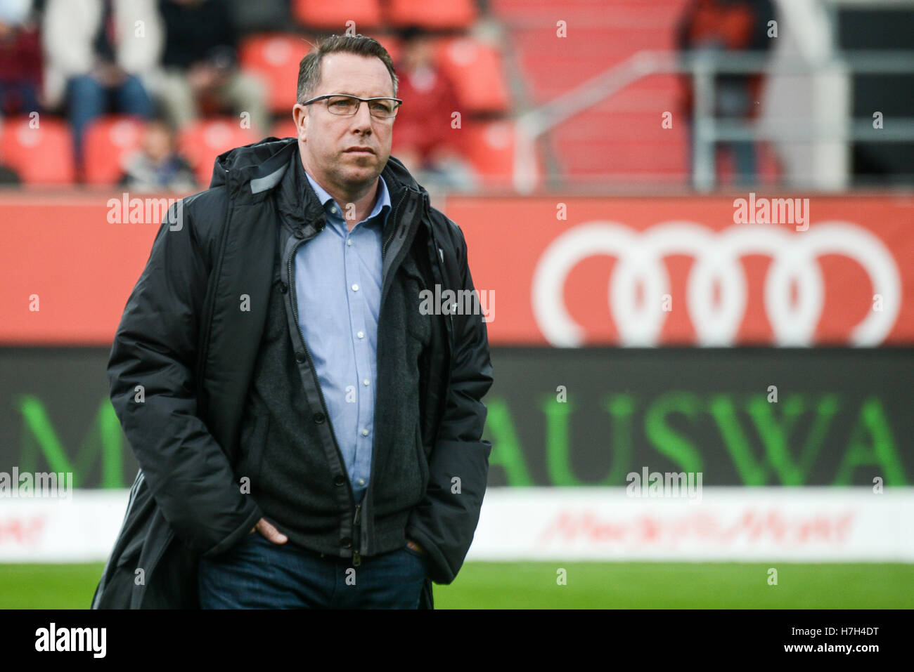 Ingolstadt, Germany. 5th Nov, 2016. Coach Markus Kauczinski of Ingolstadt stands in the stadium before the soccer match between FC Ingolstadt o4 and FC Augsburg on the tenth match day of the Bundesliga at Audi Sportpark in Ingolstadt, Germany, 5 November 2016. PHOTO: ARMIN WEIGEL/dpa (ATTENTION: Due to the accreditation guidelines, the DFL only permits the publication and utilisation of up to 15 pictures per match on the internet and in online media during the match.) Credit:  dpa/Alamy Live News Stock Photo