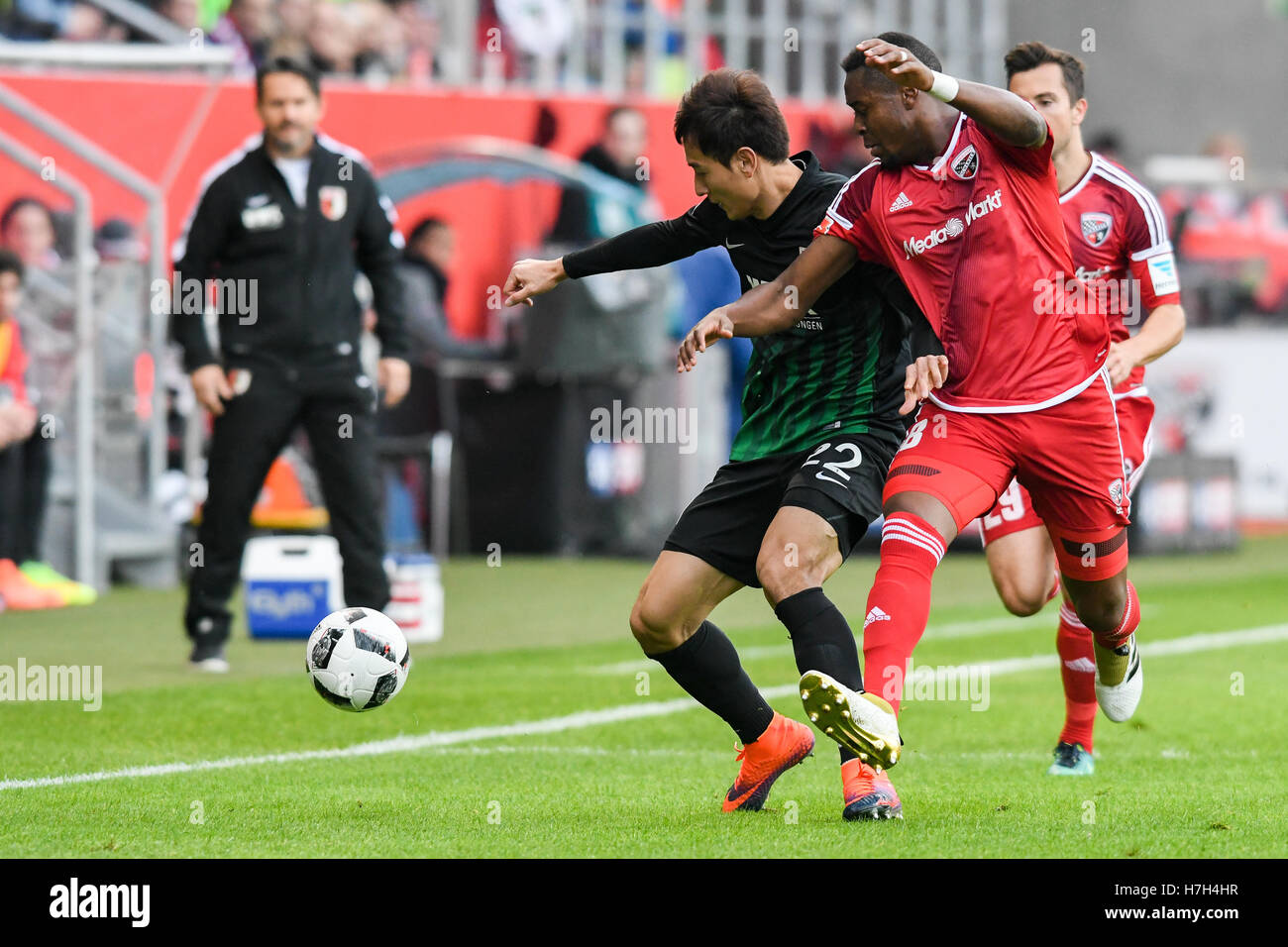Ingolstadt, Germany. 5th Nov, 2016. Roger from Ingolstadt (r) and Dong-Won Ji from Augsburg vie for the ball during the soccer match between FC Ingolstadt o4 and FC Augsburg on the tenth match day of the Bundesliga at Audi Sportpark in Ingolstadt, Germany, 5 November 2016. PHOTO: ARMIN WEIGEL/dpa (ATTENTION: Due to the accreditation guidelines, the DFL only permits the publication and utilisation of up to 15 pictures per match on the internet and in online media during the match.) Credit:  dpa/Alamy Live News Stock Photo