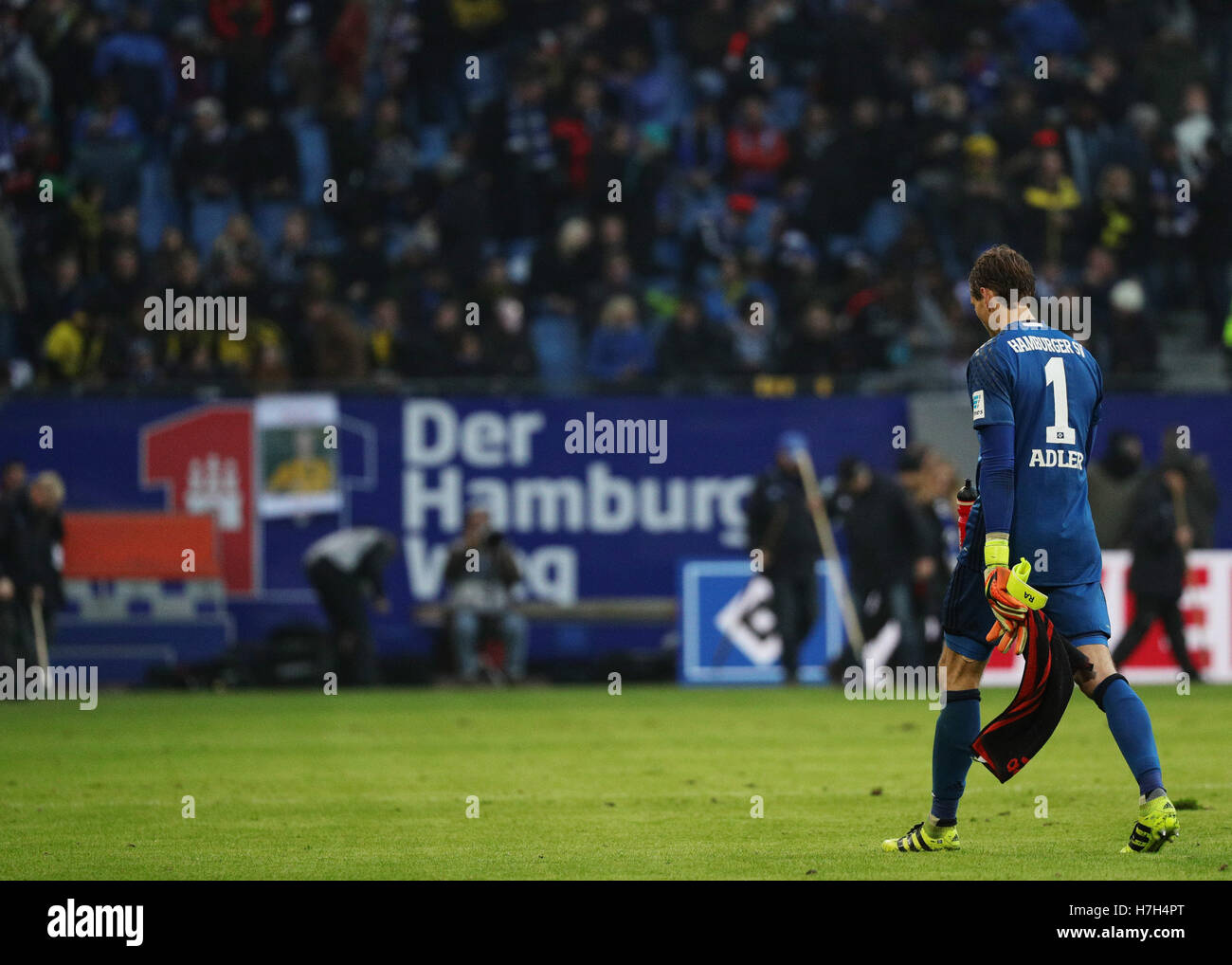 Hamburg, Germany. 5th Nov, 2016. Hamburg's goalkeeper Réne Adler walks across the pitch during the half-time break of the match between Hamburger SV and Borussia Dortmund on the tenth match day of the Bundesliga at Volksparkstadion in Hamburg, Germany, 5 November 2016. PHOTO: CHRISTIAN CHARISIUS/dpa (ATTENTION: Due to the accreditation guidelines, the DFL only permits the publication and utilisation of up to 15 pictures per match on the internet and in online media during the match.) Credit:  dpa/Alamy Live News Stock Photo