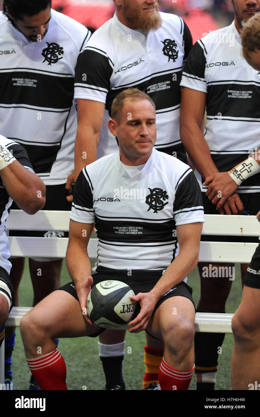 London, UK. 05th Nov, 2016. Andrew Ellis (Barbarians Scrum-half. Kobelco Steelers, New Zealand) holding the ball as the team gathers for a group shot prior to their match against South Africa for the Killik Cup at Wembley Stadium, London, UK. The match was a closely fought draw in the end, 31-31. The match was the invitational side's first appearance at Wembley since the Olympic Centenary match against Australia in 2008 and only the eighth time that they have played the Springboks since 1952. While South Africa is a national team, the Barbarians have no home ground or clubhouse. © Michael Pres Stock Photo