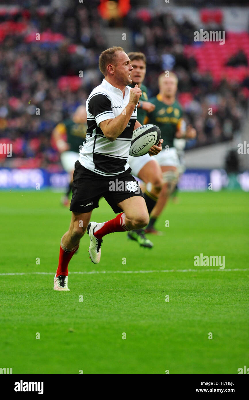 London, UK. 05th Nov, 2016. Matt Faddes (Barbarians Centre, Highlanders, New Zealand) running with the ball during a closely fought match for the Killik Cup at Wembley Stadium, London, UK. The match ended in a draw, 31-31. The match was the invitational side's first appearance at Wembley since the Olympic Centenary match against Australia in 2008 and only the eighth time that they have played the Springboks since 1952. Credit:  Michael Preston/Alamy Live News Stock Photo