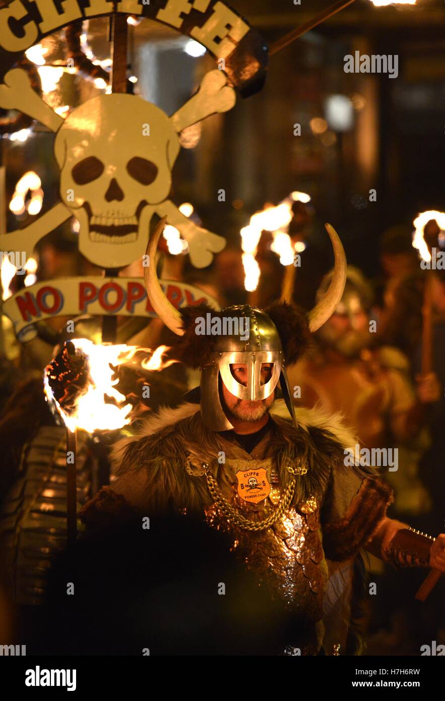 Bonfire night lewes barrel hi-res stock photography and images - Alamy