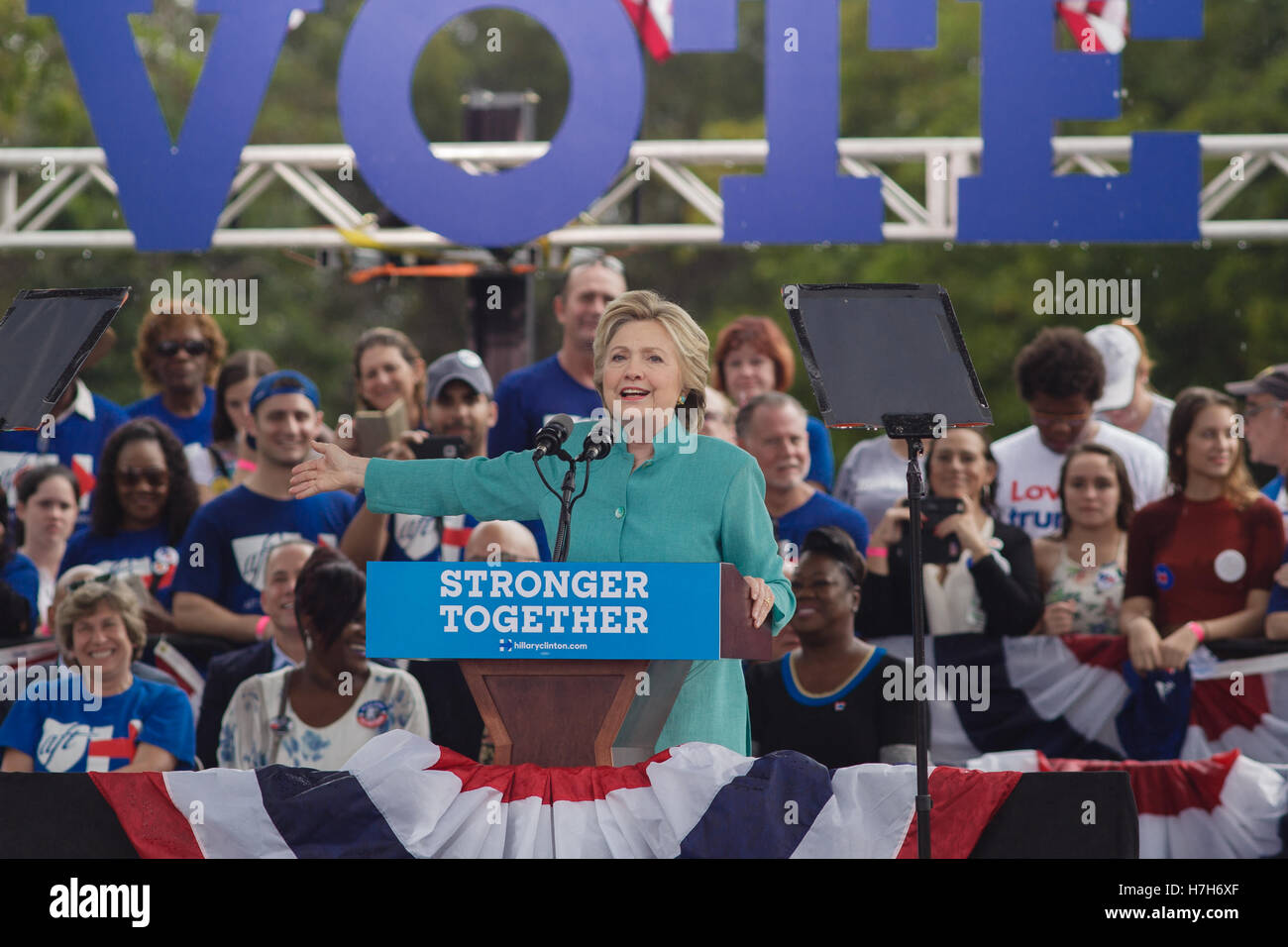 Pembroke Pines, USA. 05th Nov, 2016. Presidential Candidate Hillary Clinton speaking to her rain soaked supporters at C.B. Smith Park, Pembroke Pines, FL - November 5, 2016 Credit:  The Photo Access/Alamy Live News Stock Photo