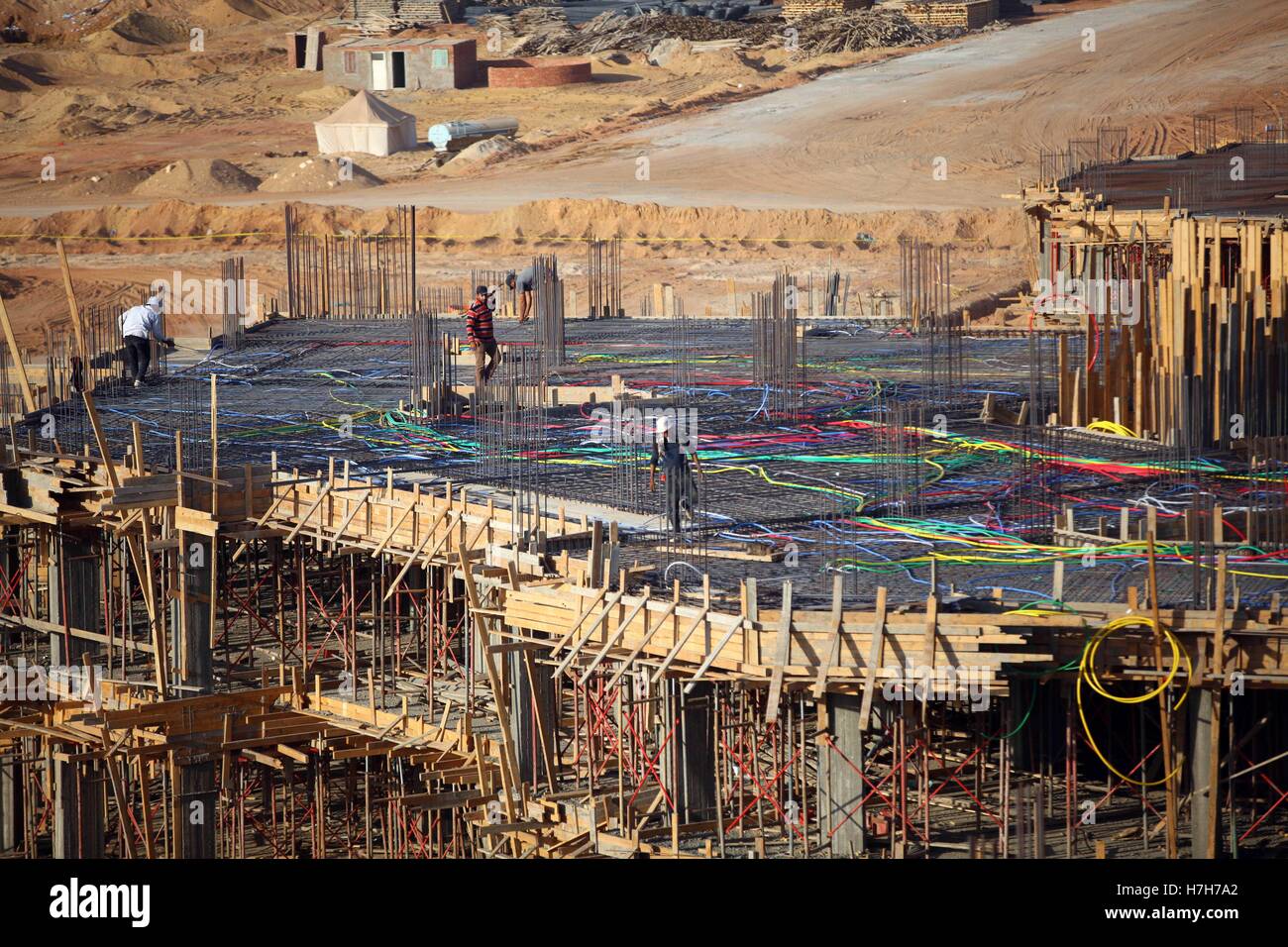 Cairo, Egypt. 5th Nov, 2016. Egyptian builders work at the construction