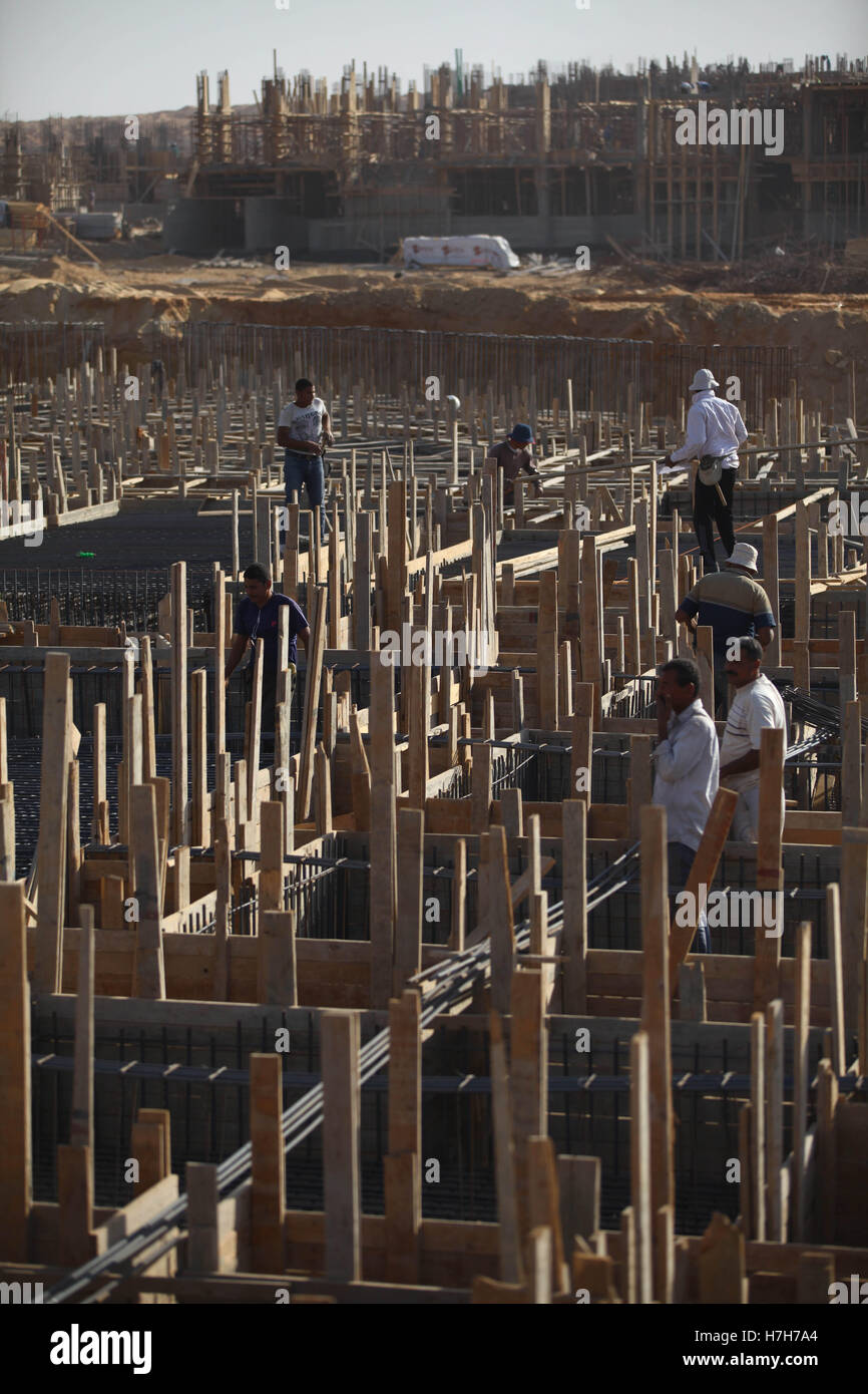 Cairo, Egypt. 5th Nov, 2016. Egyptian builders work at the construction