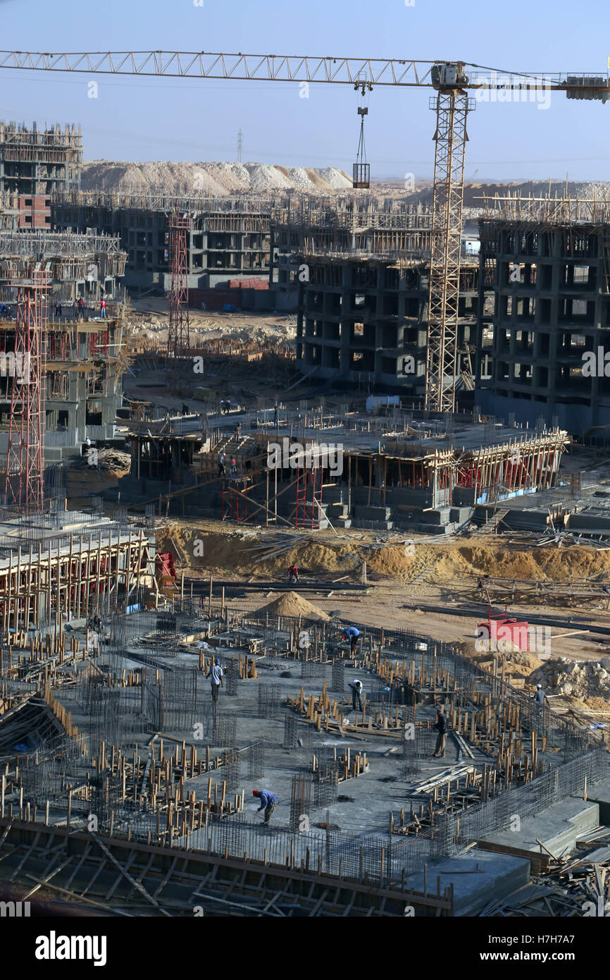 Cairo, Egypt. 5th Nov, 2016. Egyptian builders work at the construction
