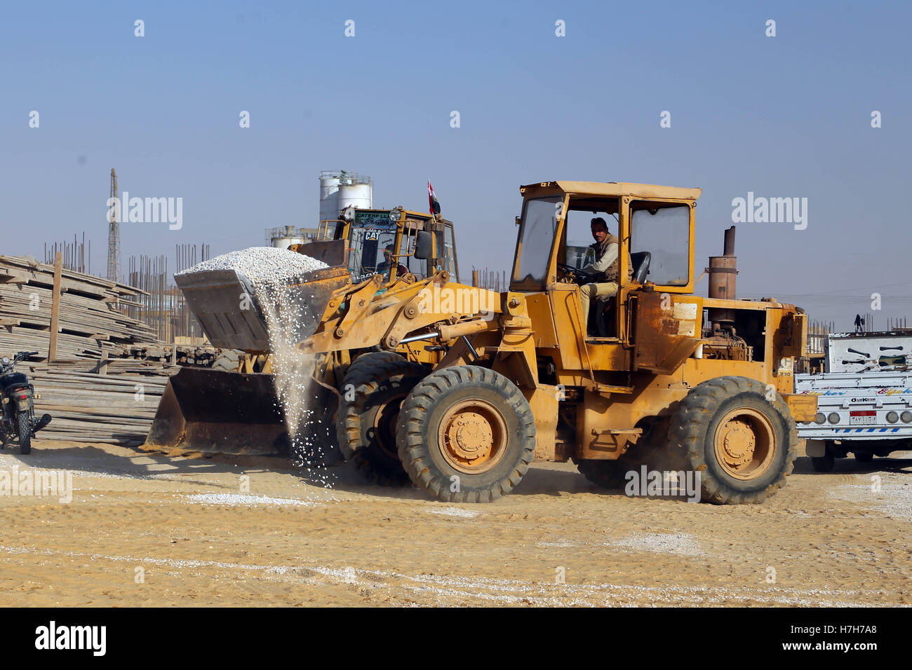 Cairo, Egypt. 5th Nov, 2016. Egyptian builders work at the construction