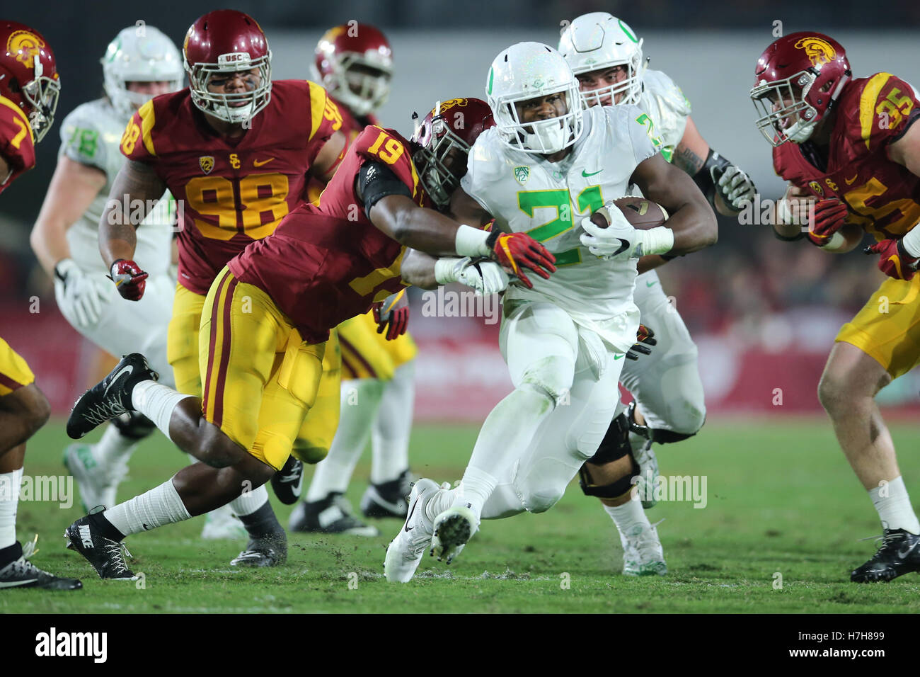 Los Angeles, CA, US, USA. 5th Nov, 2016. November 5, 2016: Oregon Ducks running back Royce Freeman (21) tries to outrun a tackle attempt by USC Trojans linebacker Michael Hutchings (19) in the game between the Oregon Ducks and the USC Trojans, The Coliseum in Los Angeles, CA. Peter Joneleit/ Zuma Wire © Peter Joneleit/ZUMA Wire/Alamy Live News Stock Photo