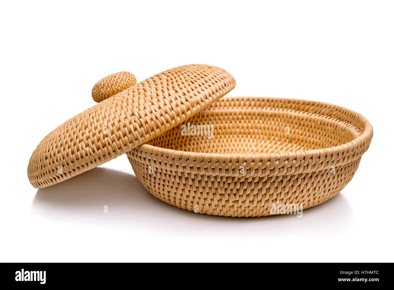 Wicker basket with lid, isolated on white Stock Photo - Alamy