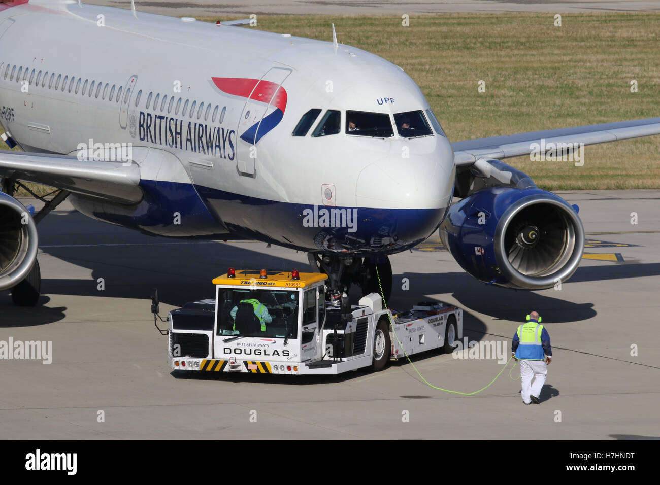 BRITISH AIRWAYS PUSHBACK PUSH BACK Stock Photo