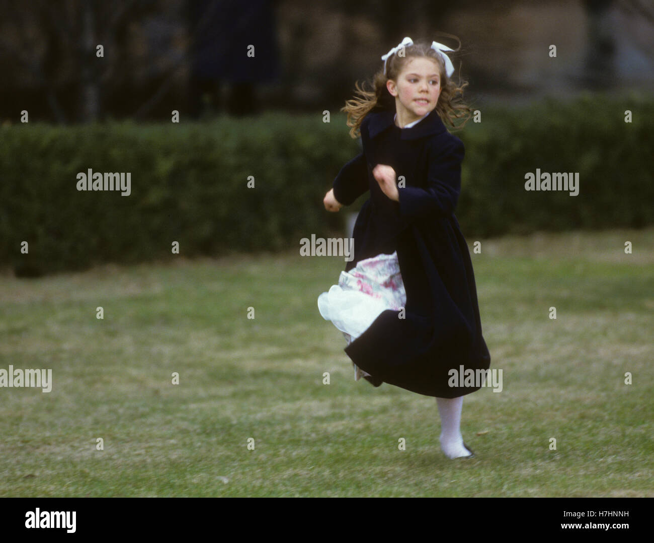 crown-princess-victoria-play-in-the-park-at-drottningholm-1986-H7HNNH.jpg