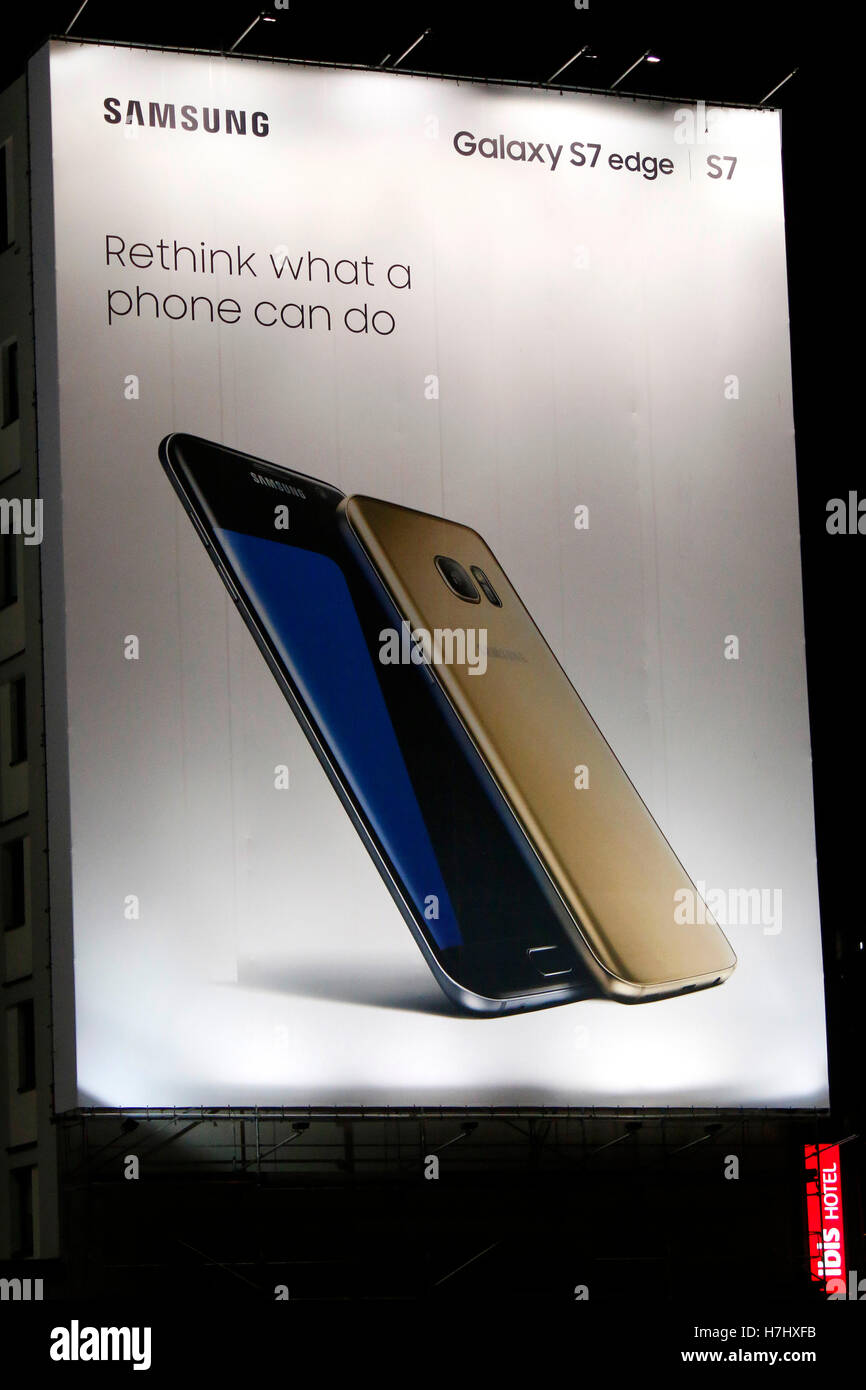 Werbung fuer das 'Samsung Galaxy S7', Berlin. Stock Photo