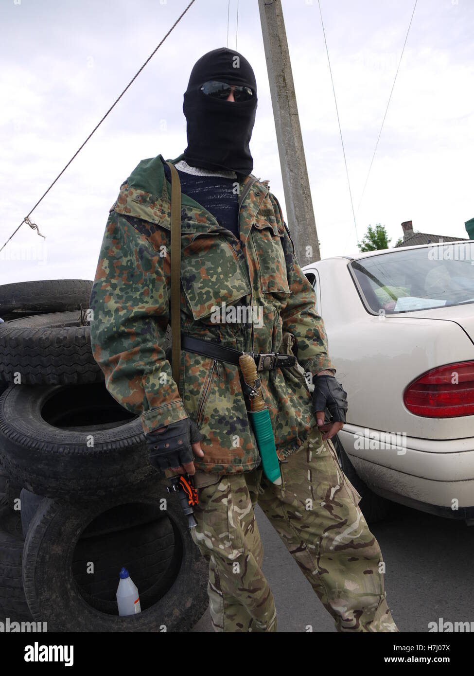 A militiaman with balaclava at the entrance of Slavyansk in eastern Ukraine, under the control of separatists Stock Photo