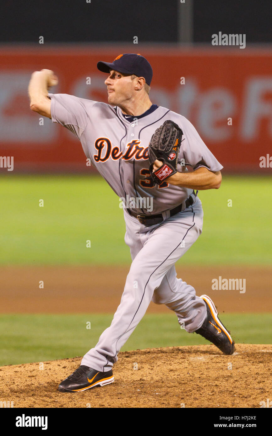 Max Scherzer player worn jersey patch baseball card (Detroit Tigers) 2012  Topps Golden Moments Max Velocity #GMRMSC