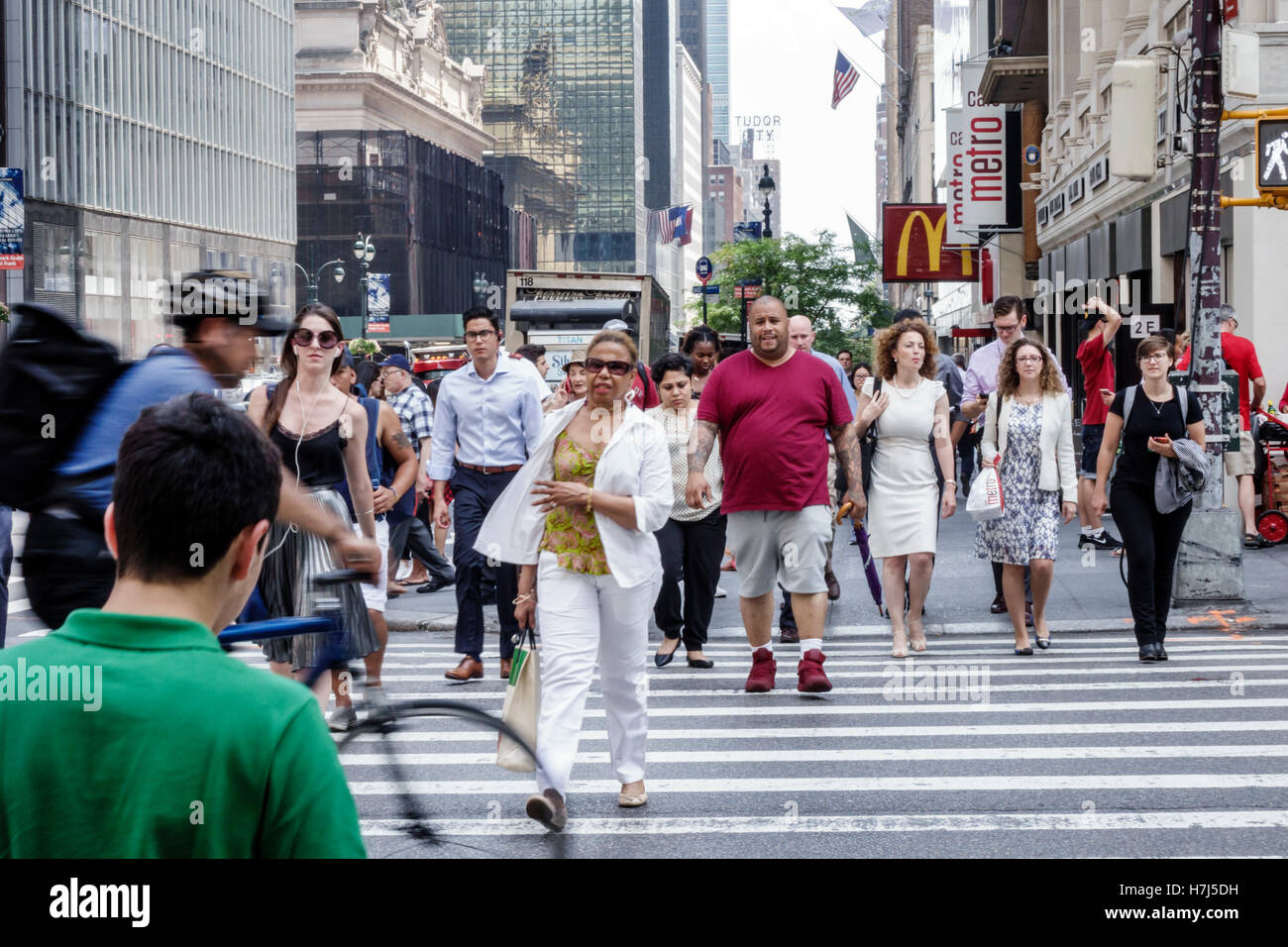 Midtown manhattan cyclist hires stock photography and images Alamy