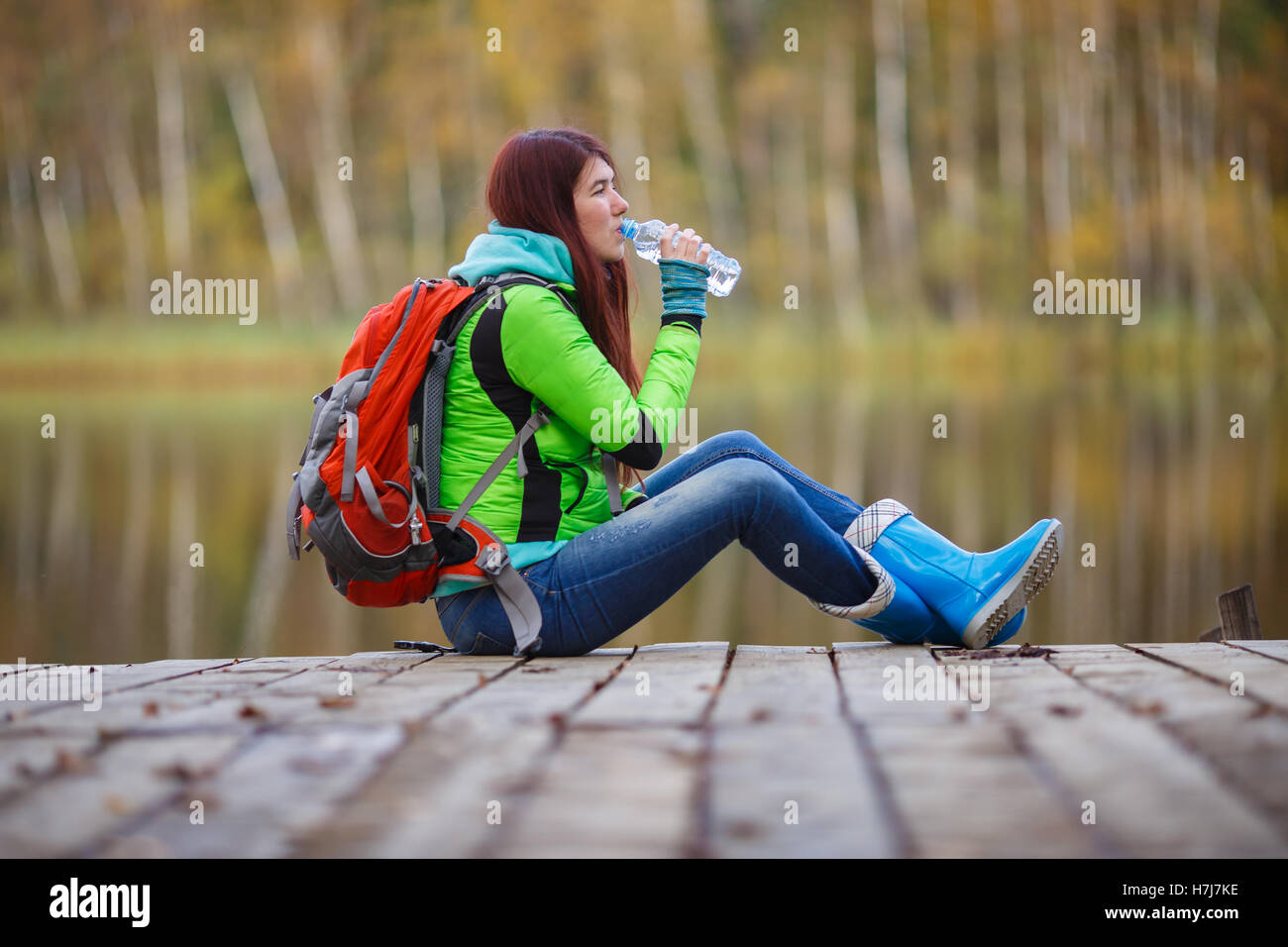 Girl sitting alone back nature hi-res stock photography and images - Alamy