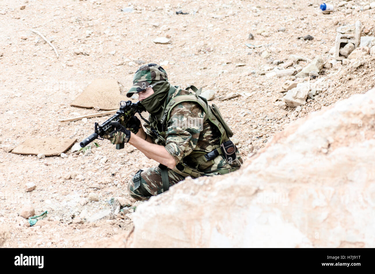 Airsoft soldier aim target Stock Photo - Alamy