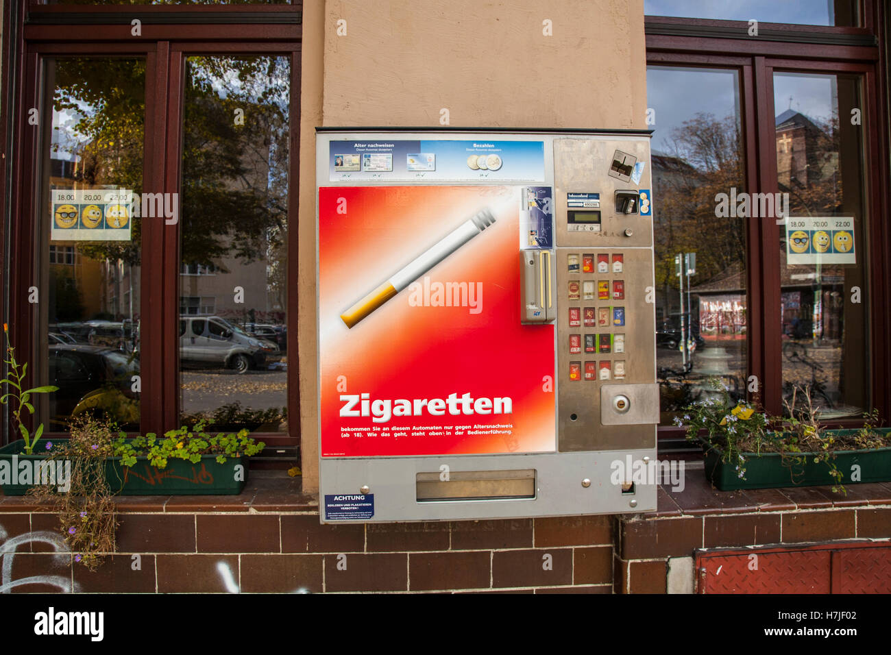 Cigarettes vending machine hi-res stock photography and images - Alamy