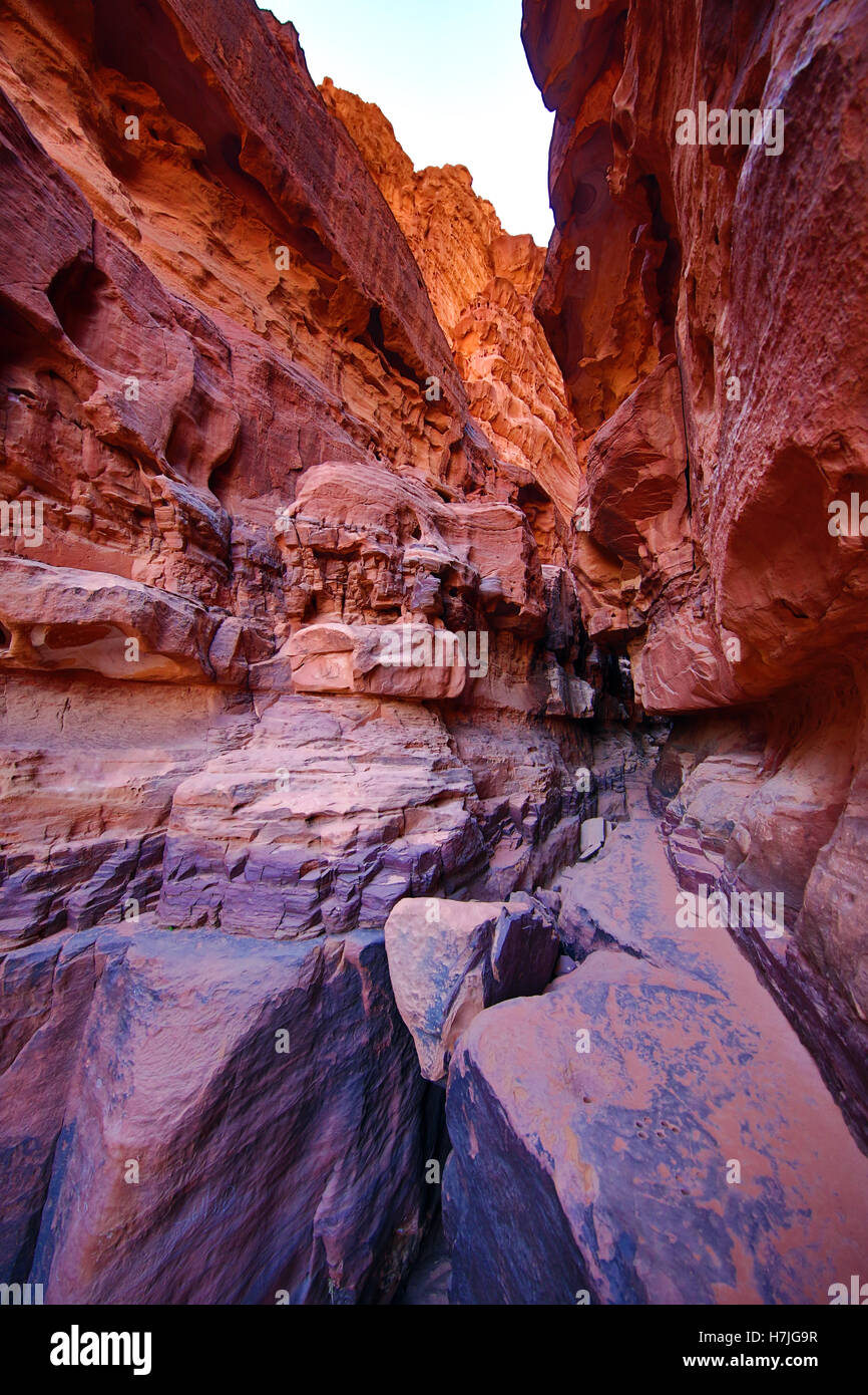 Red rock formations of Khazali Canyon in the desert at Wadi Rum, Jordan ...
