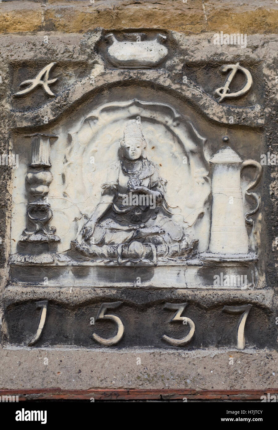 Stone decorative dated plaque on S H Jones wine Merchants in Banbury Stock Photo