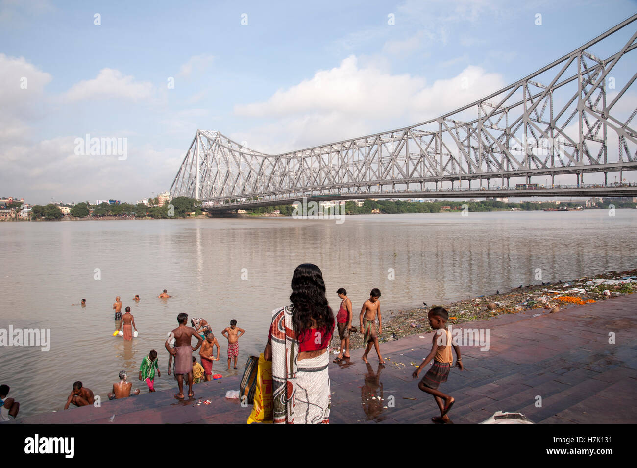 Bengali hindu woman going for bath at mallick ghat kolkata west bengal