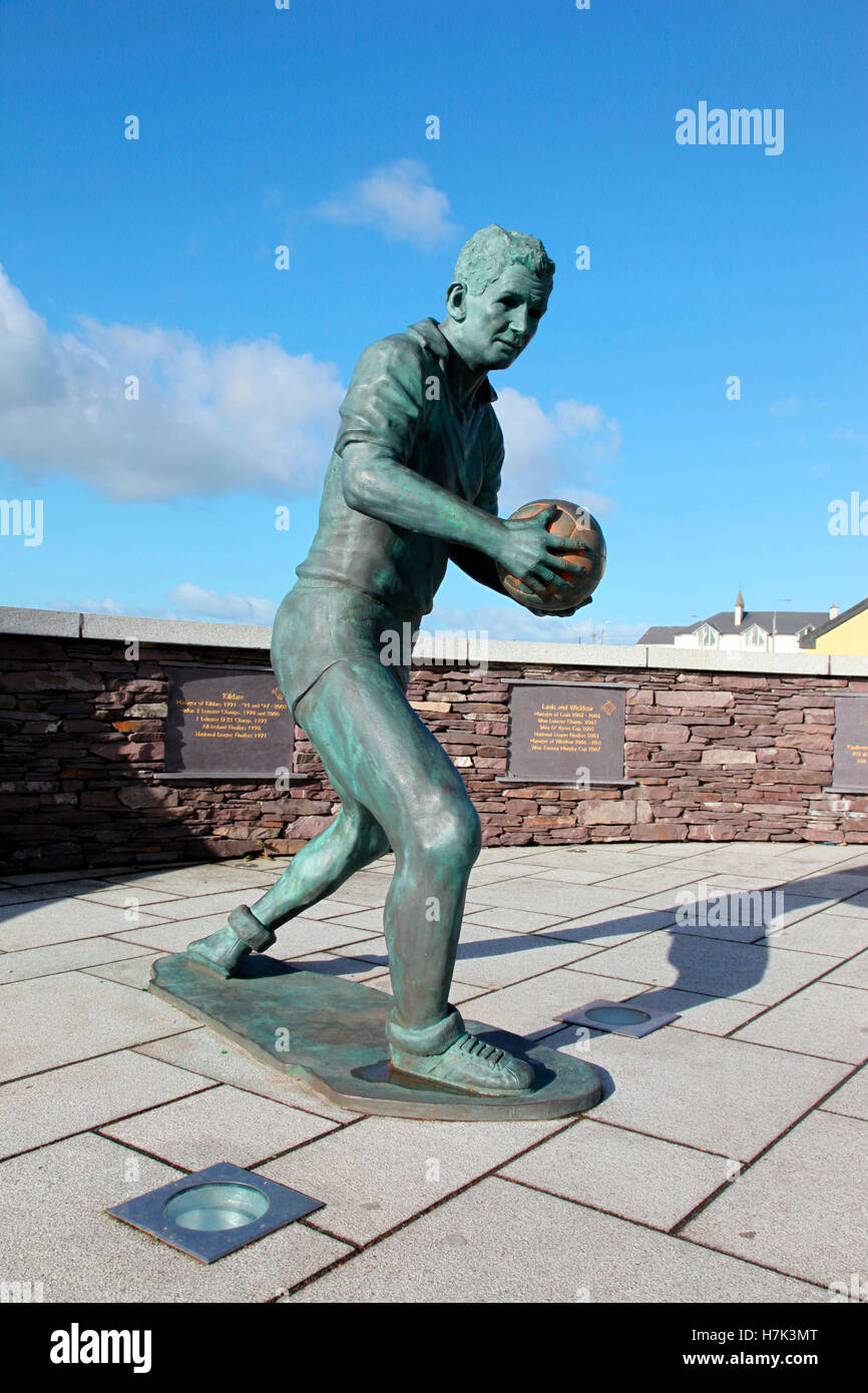 Bronze statue of Irish sports icon Mick O’Dwyer in Waterville Stock Photo