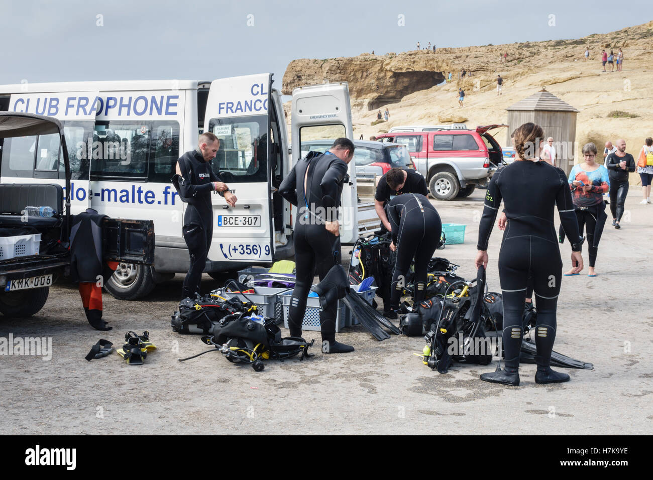 Gozo, Dwejra bay. The Inland Sea. Maltese Club Francophone French sub-aqua enthusiasts put on wetsuits. Stock Photo