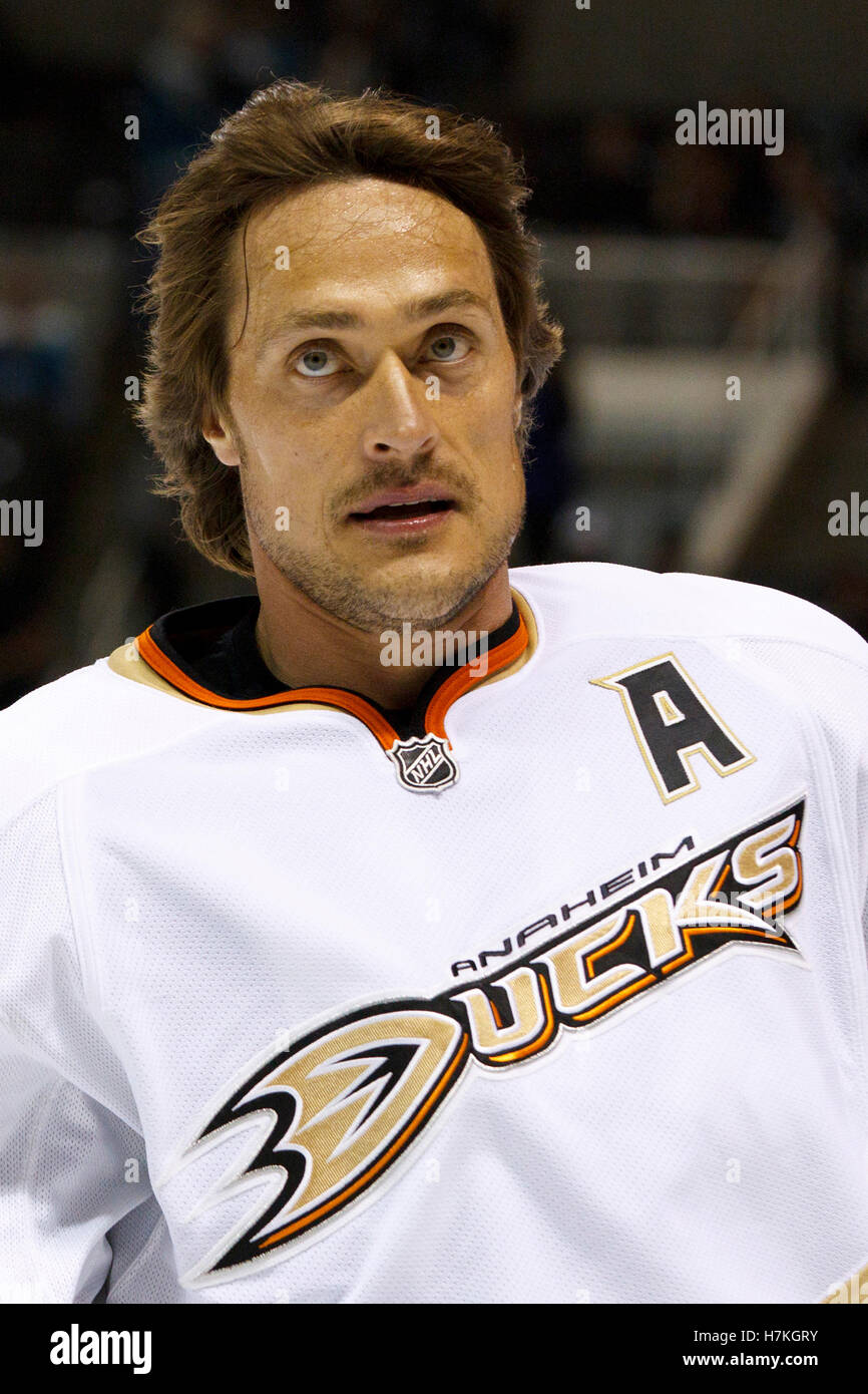 Anaheim Ducks retire Teemu Selanne's No. 8 jersey