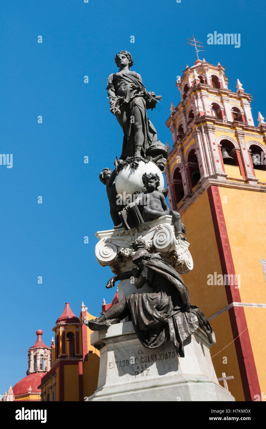 Basilica de Nuestra Señora de Guanajuato and statue in Plaza de la Paz