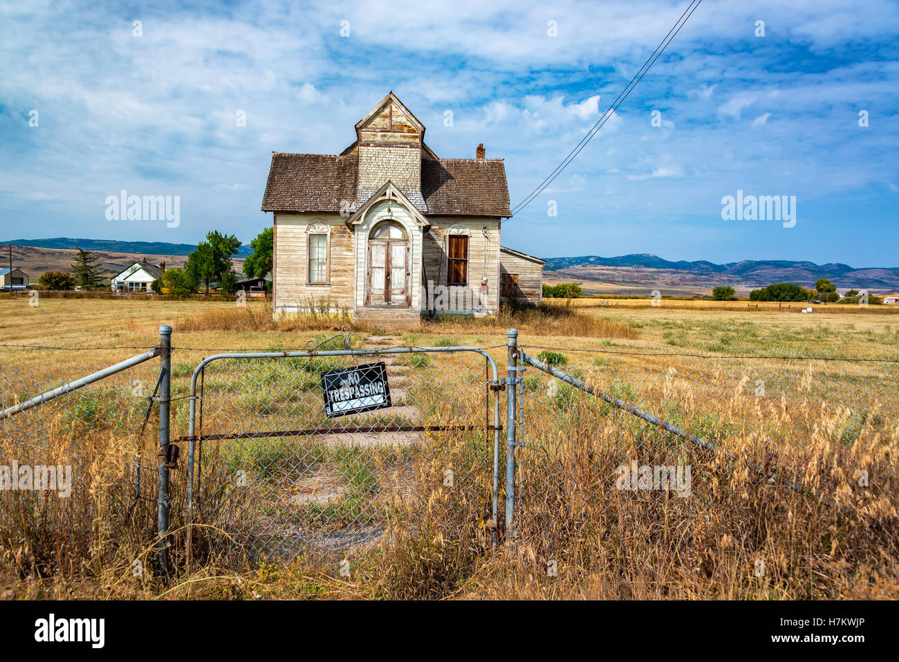 No trespassing sign in front of an old abandoned house in Ovid, Idaho Stock Photo