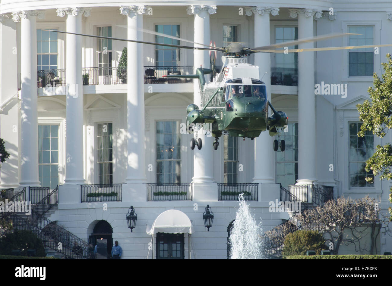 Marine helicopter lifts off from the South Lawn of the White House, Stock Photo