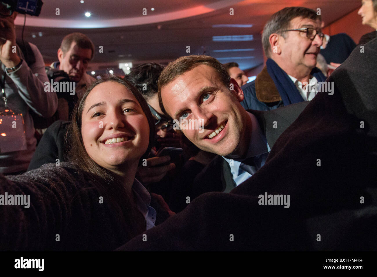 Paris, France. 5th Nov, 2016. Emmanuel Macron poses for selfie with one local executive of his 'En Marche !' movement on November 5th 2016. Credit:  Paul-Marie Guyon/Alamy Live News Stock Photo