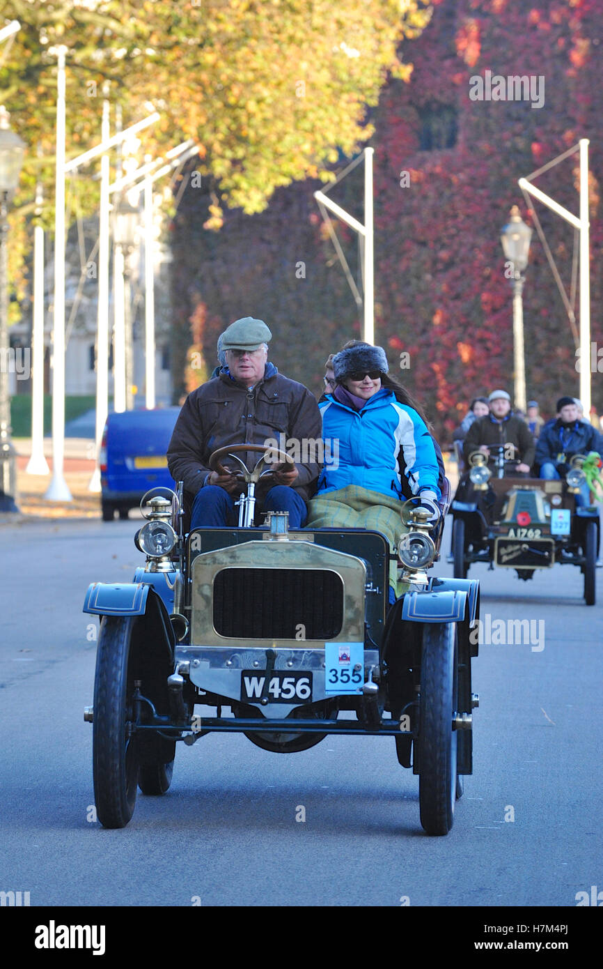 London, UK. 6th Nov, 2016.  Vintage cars and other motorised vehicles moving through central London during the annual Bonhams London to Brighton Veteran Car Run. The car in the foreground is a 1904 Cadillac Rear-entrance Tonneau. 428 Vehicles took part in this year's run which happens on the first Sunday of every November and commemorates the original Emancipation Run of 14 November 1896. Credit:  Michael Preston/Alamy Live News Stock Photo